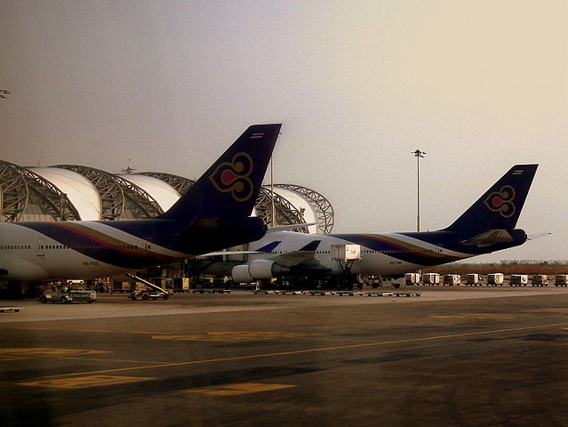 Two Thai Airways planes at VTBS